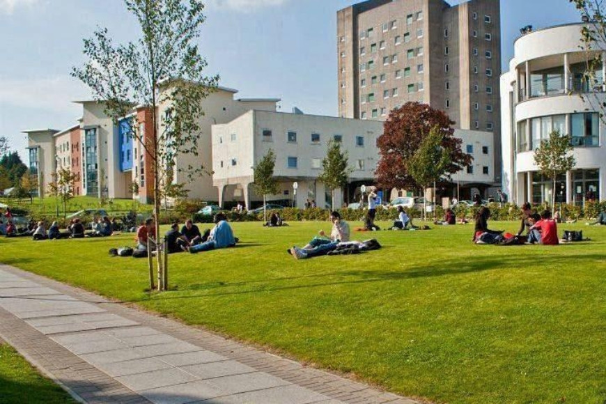 ダンディー大学のキャンパス風景と学生の様子