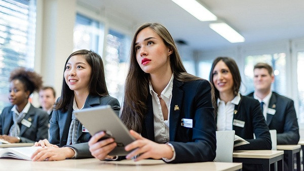 スイス留学で使用される言語とは？多言語国家での学びと生活の実情